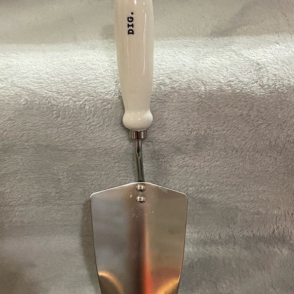 Rae Dunn Garden Set - Picture 5 of 5